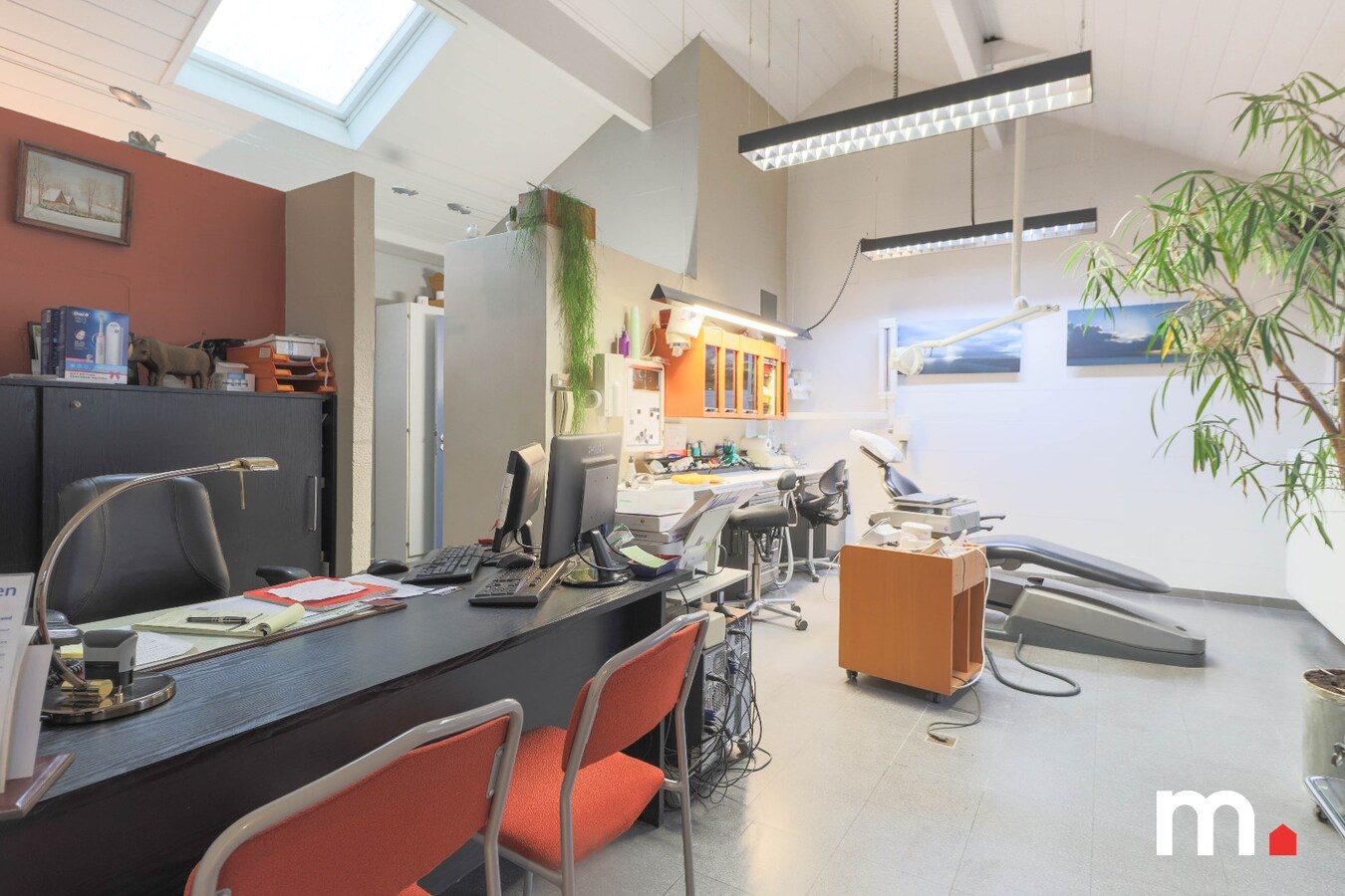 Topper te Heule! Praktijk met wachtzaal op commerci&#235;le ligging! 