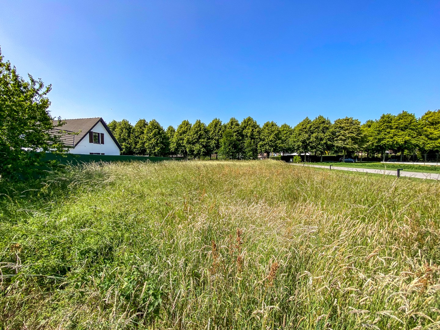 Ruim perceel van 1064 m&#178; in residenti&#235;le wijk bestemd voor open bebouwing te Oostduinkerke (Koksijde). 