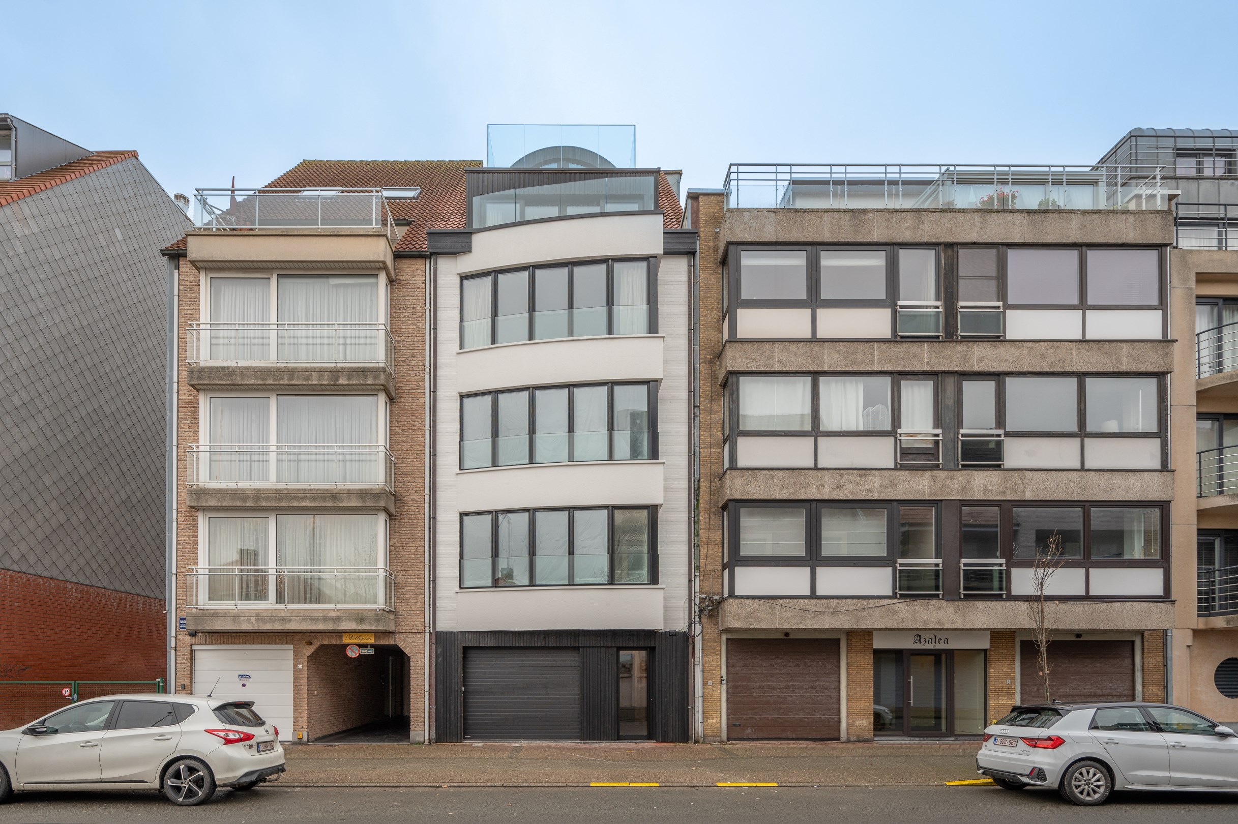 Uniek appartementsgebouw te koop met gerenoveerde appartementen gelegen in de Piers de Raveschootlaan met een prachtig open zicht over de villa&#39;s te Knokke. 