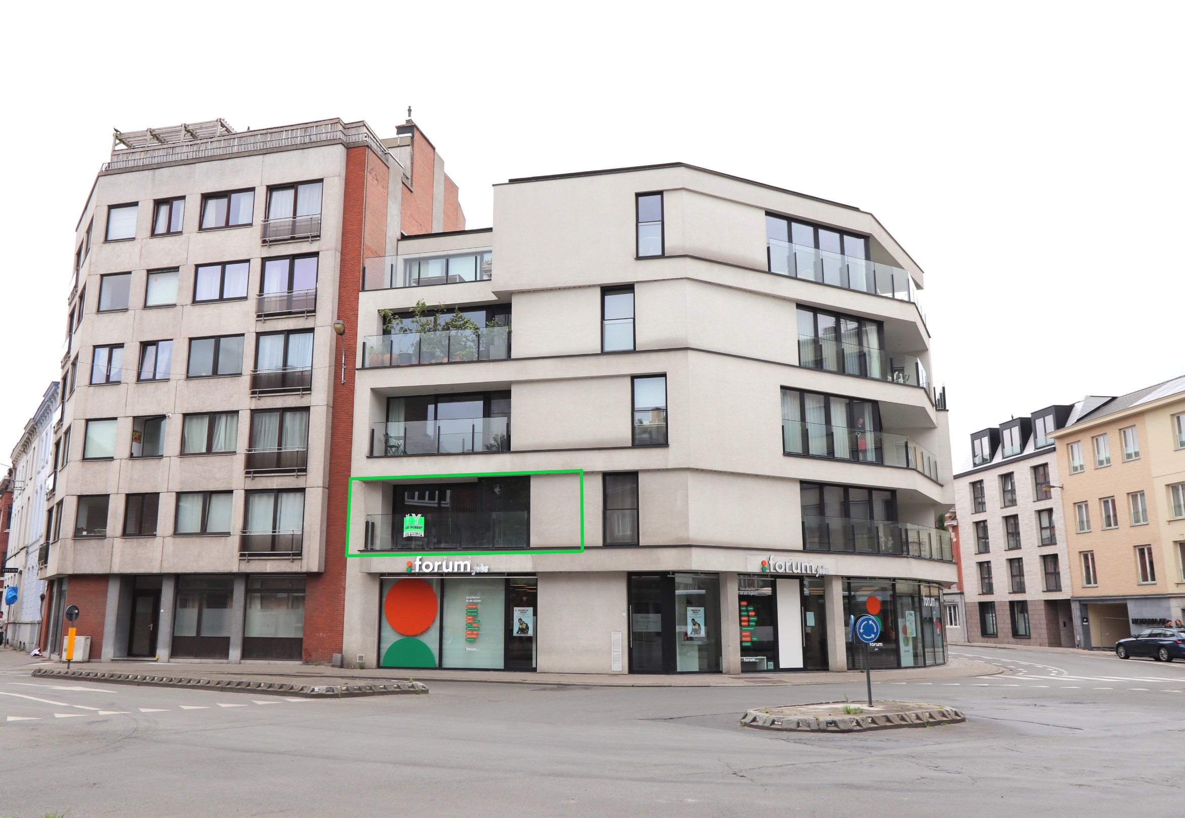 INSTAPKLAAR APPARTEMENT MET 2 SLAAPKAMER EN GARAGE 