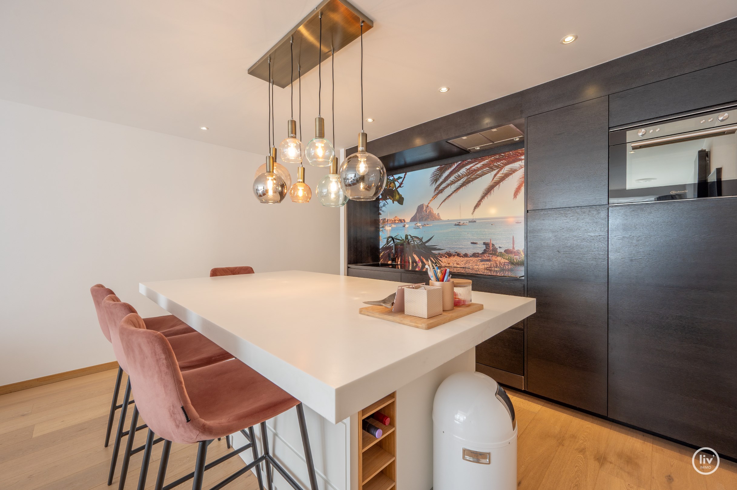 Mooi gerenoveerd appartement in de Paul Parmentierlaan te Knokke. 