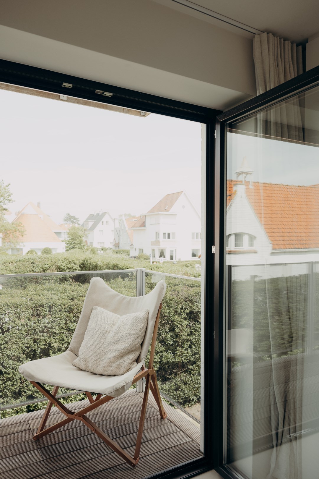 Prachtig vernieuwd appartement (130m&#178;) met 3 volwaardige slaapkamers op 500meter van het strand te Duinbergen. 