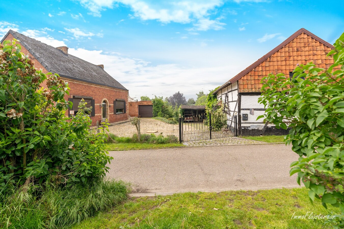 Maison authentique &#224; r&#233;nover avec jardin idyllique sur environ 95a. 