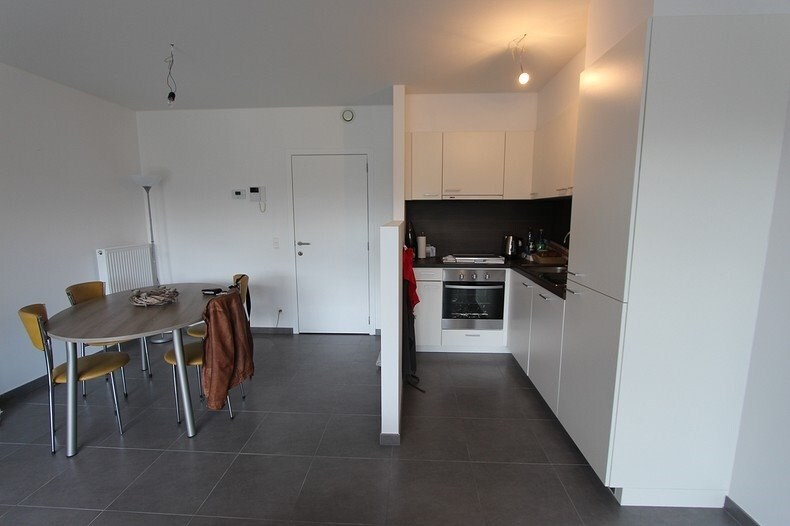Gelijkvloers nieuwbouwappartement te Ieper met &#233;&#233;n slpkmr en autostaanplaats 