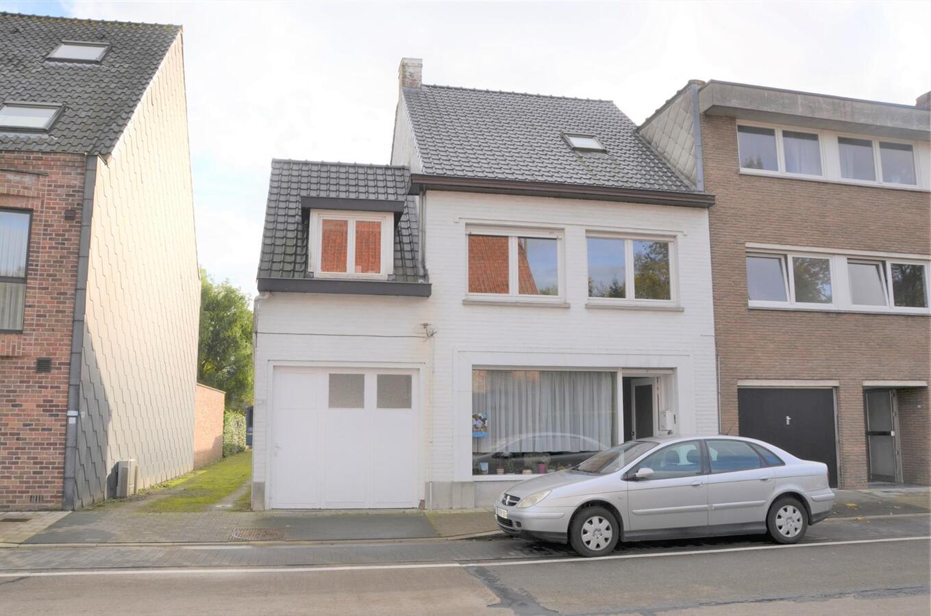 Investering met mooi rendement!! woning met 2 Appartementen te koop in Oostkamp 