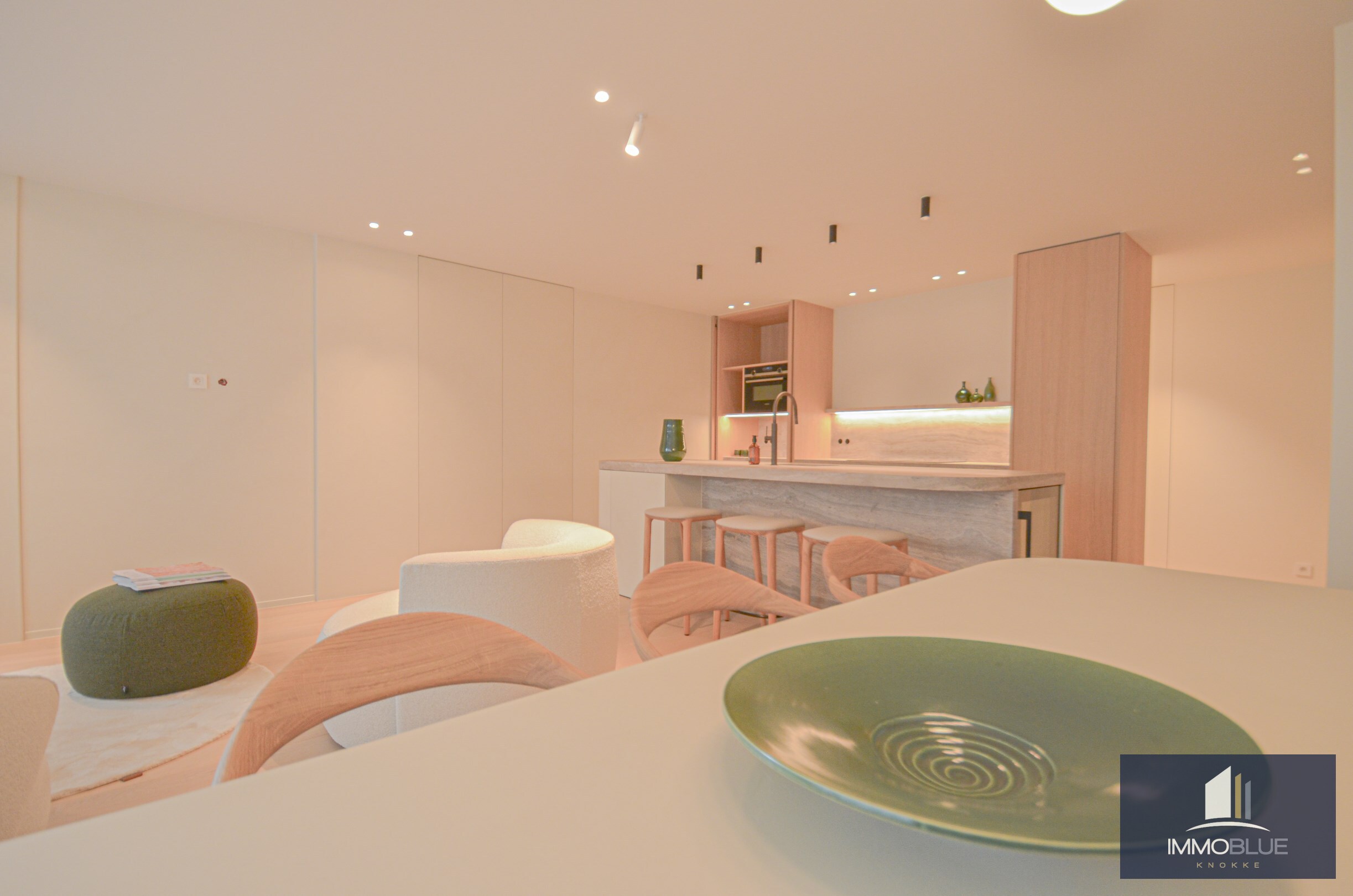 Volledig gerenoveerd appartement met een mooi zijdelings zeezicht gelegen nabij het Driehoeksplein. 
