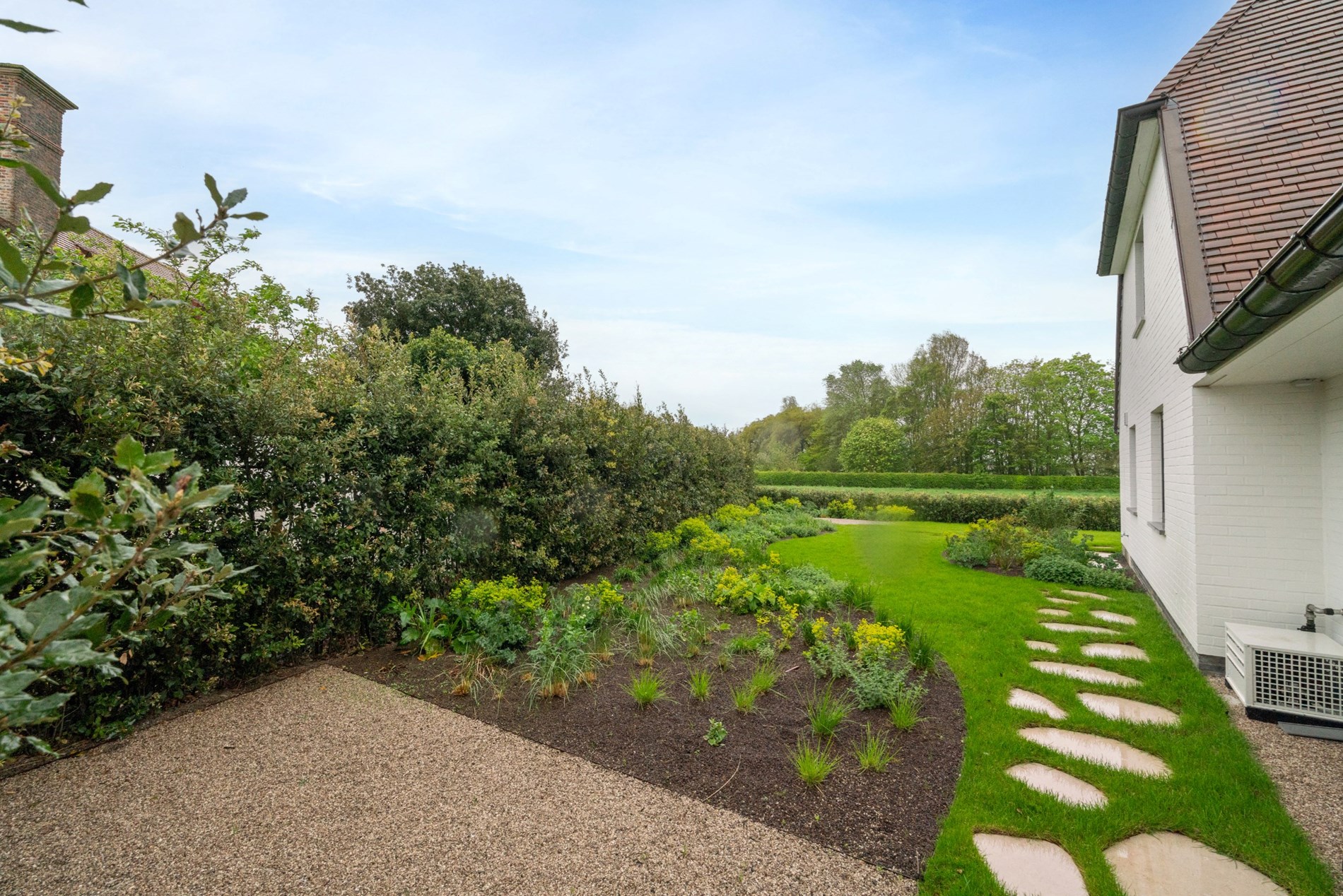 Prachtig gerenoveerde alleenstaande villa met zwembad en een OPEN ZICHT over de polders. 