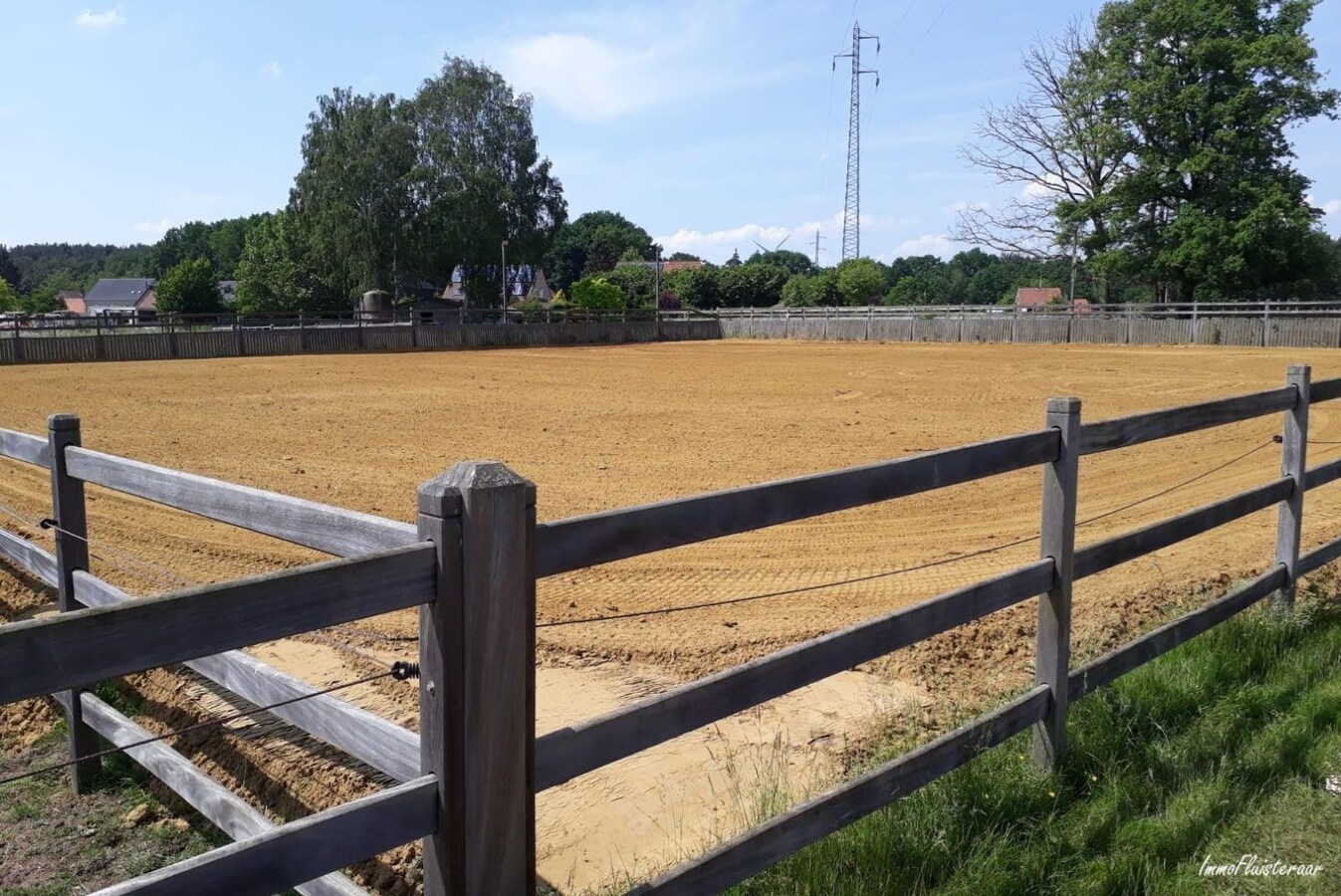 Installation &#233;questre avec une piste int&#233;rieure et une maison spacieuse sur environ 6 hectares &#224; Ham. 