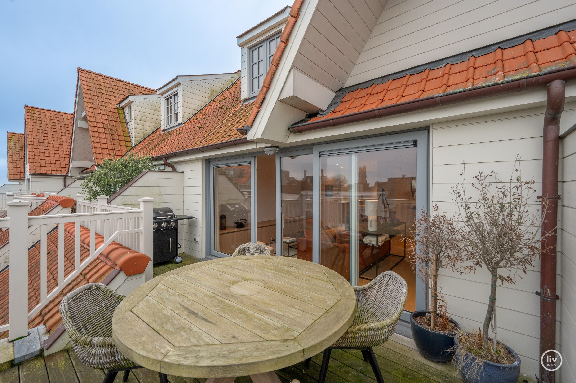 Luxueus gerenoveerd en uitstekend gelegen duplex met prachtige zonneterrassen, gelegen op een steenworp van het strand en het centrum van Knokke Zoute. 