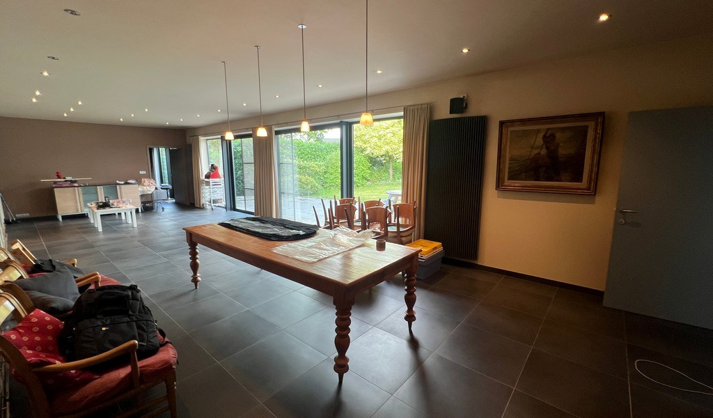Bedrijfsgebouw met laadkades te koop in Gavere