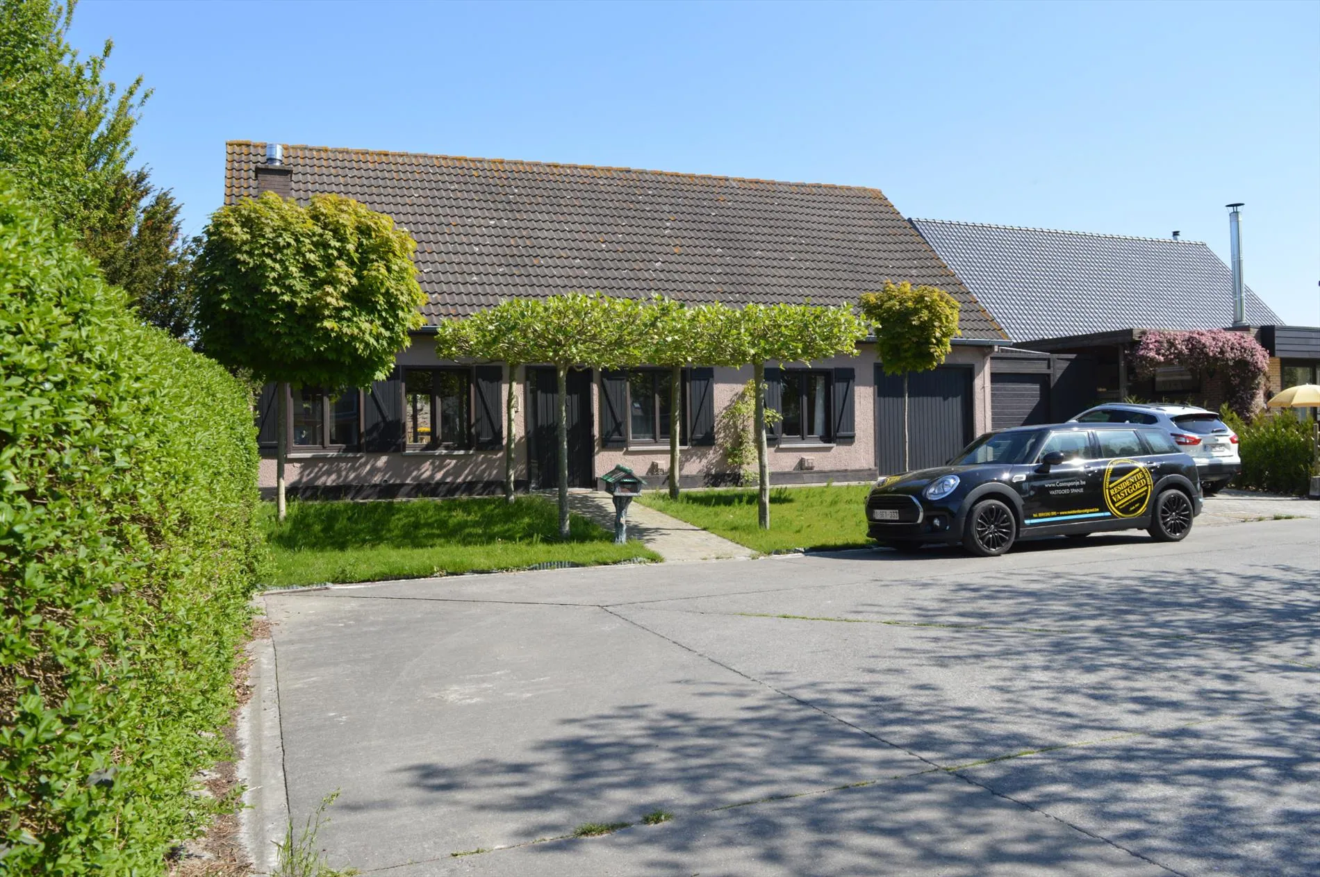 Charmante, gerenoveerde (verhuurde) woning met 5 à 6 slpks! Omringd met prachtige, private tuin!