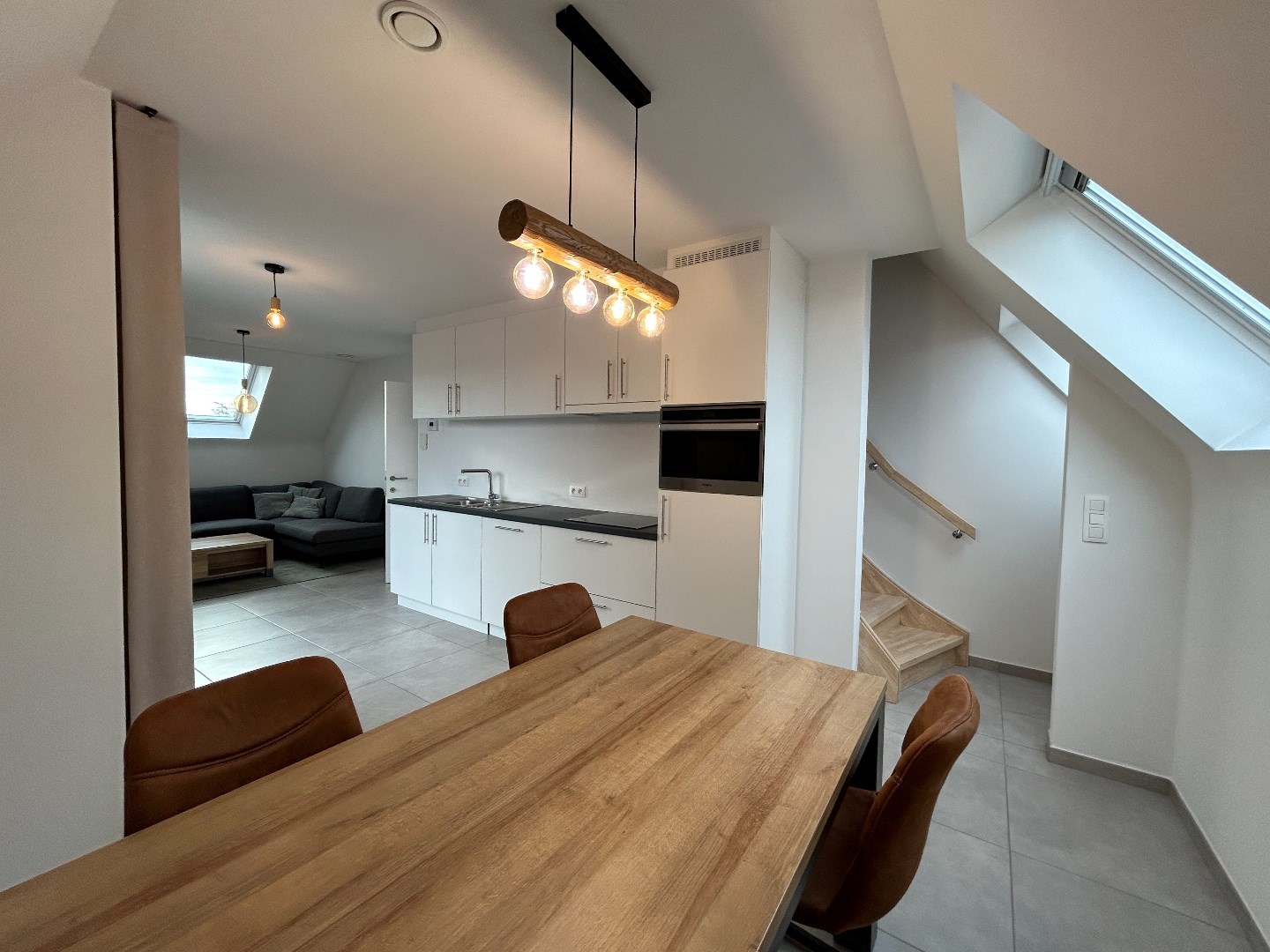 Recent, instapklaar appartement (75 m&#178;) met 2 slaapkamers in vrijstaande, kleinschalige residentie + autostaanplaats 
