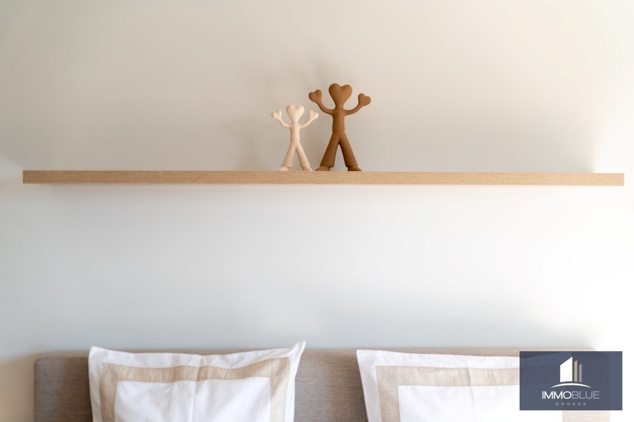 Volledig gerenoveerd, lichtrijk appartement gelegen in een kleine residentie. 