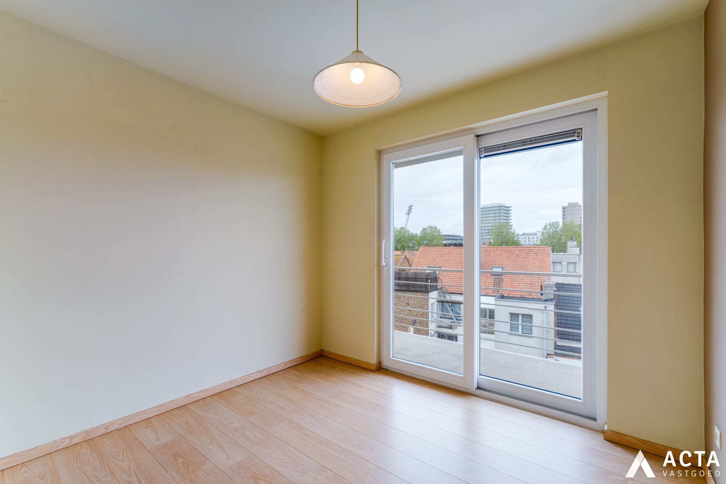 Instapklaar appartement met twee terrassen in hartje Mariakerke! 