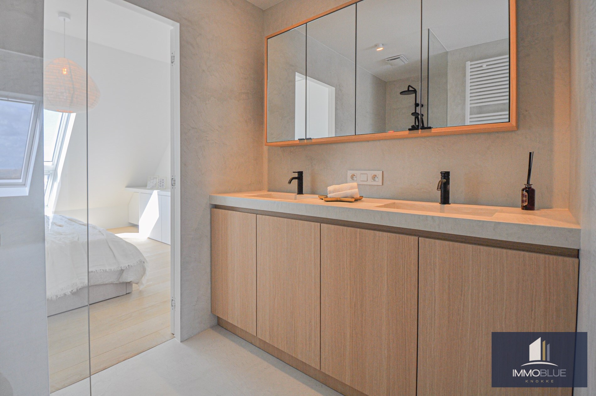 Appartement enti&#232;rement r&#233;nov&#233; avec une grande terrasse ensoleill&#233;e. 