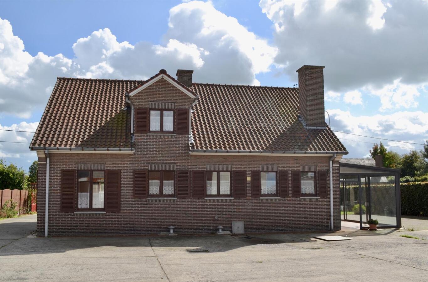 Woning met loodsen en koestal op ca. 6.423m&#178; te Oudenaarde 