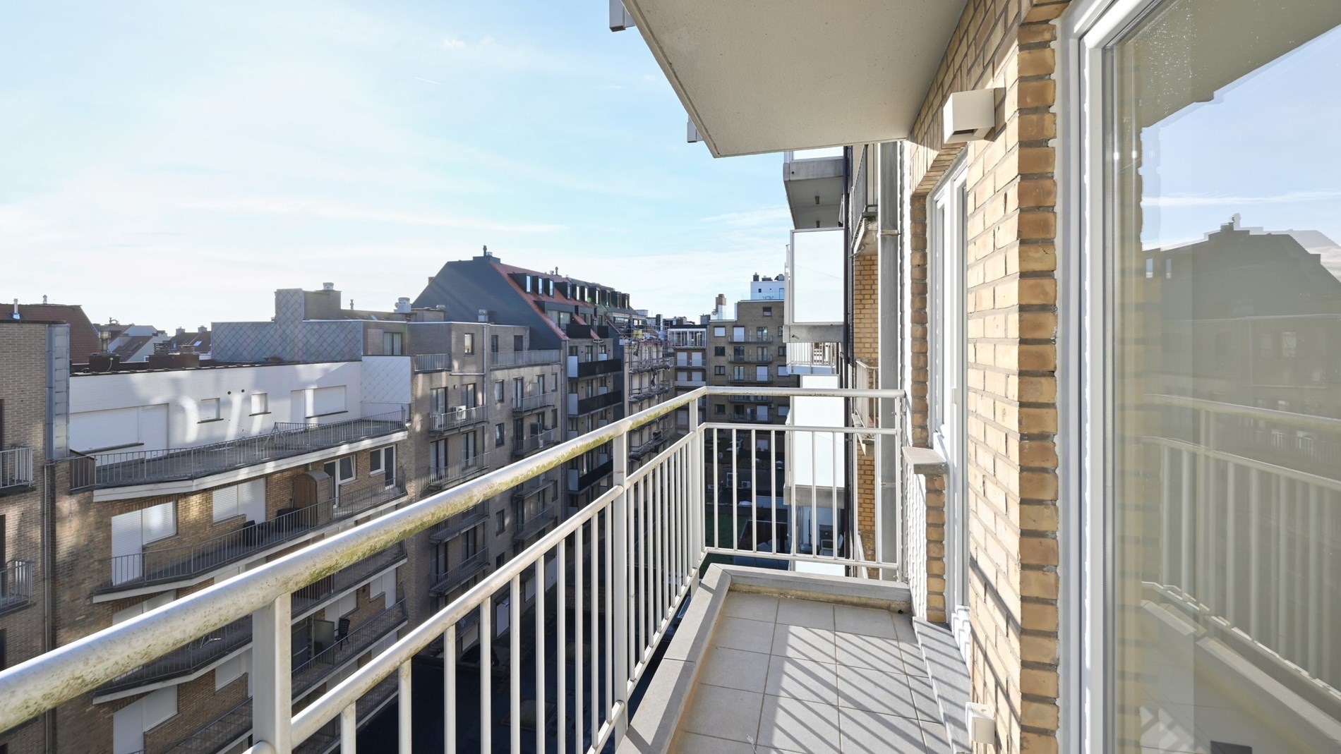 Appartement pr&#234;t &#224; emm&#233;nager avec une belle vue sur la mer situ&#233; sur la digue du Rubensplein. 