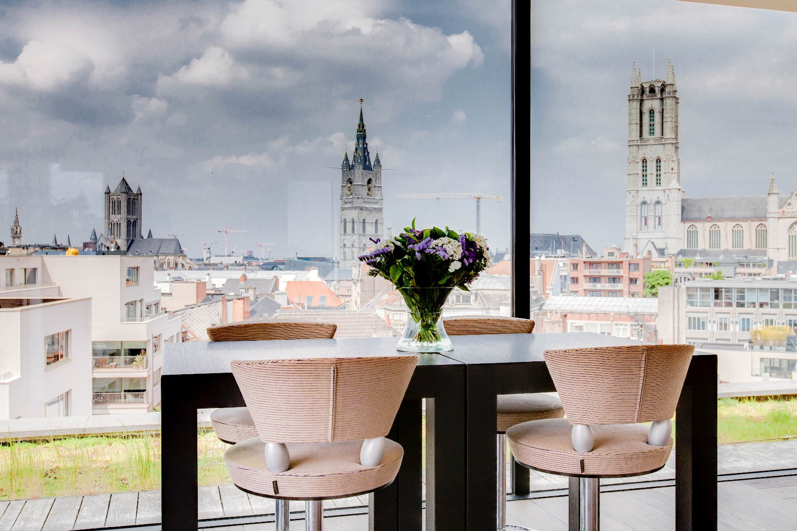 Unieke en lichtrijke penthouse ( Skybox)  met zicht op de 3 torens  nabij de Kouter 