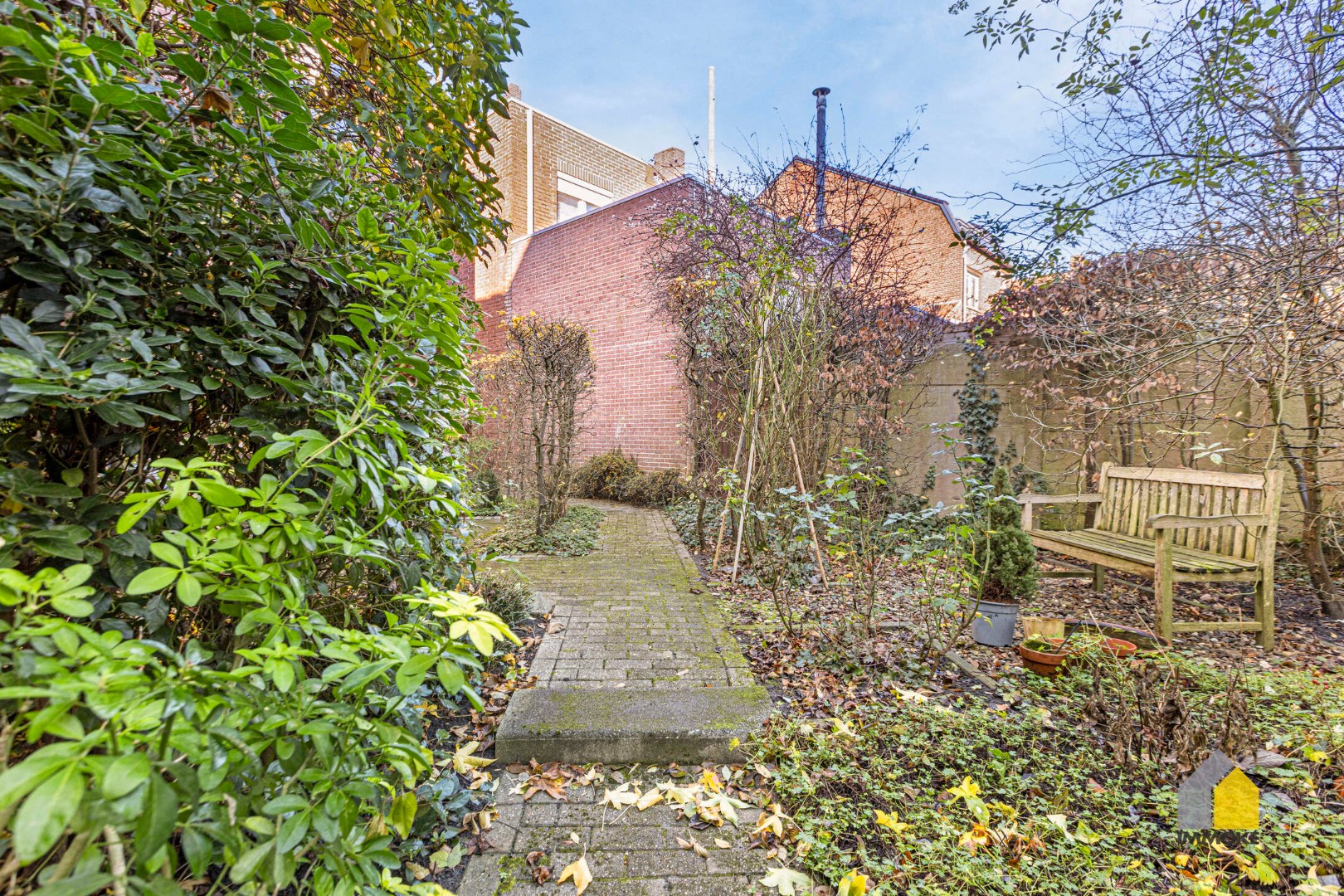 Gelijkvloers appartement (89 m&#178;) met 2 slaapkamers, stadstuintje en kelderberging. 