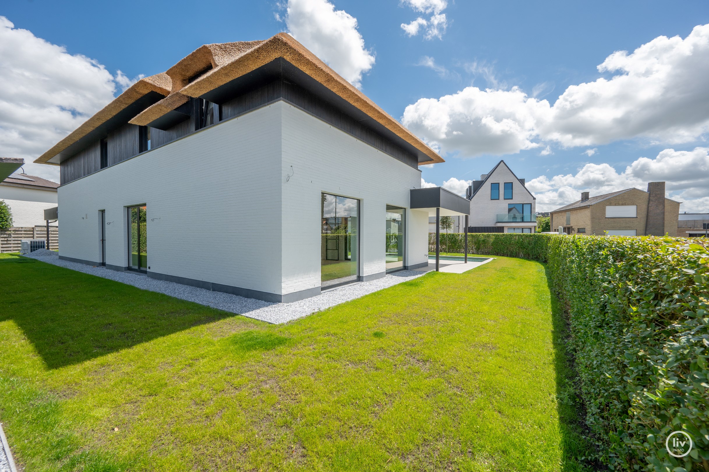 Prachtige alleenstaande en energiezuinige villa met zwembad en alle hedendaags modern comfortgelegen op een terrein van 699 m&#178; en dit in een residenti&#235;le villawijk te Knokke-Heist. 