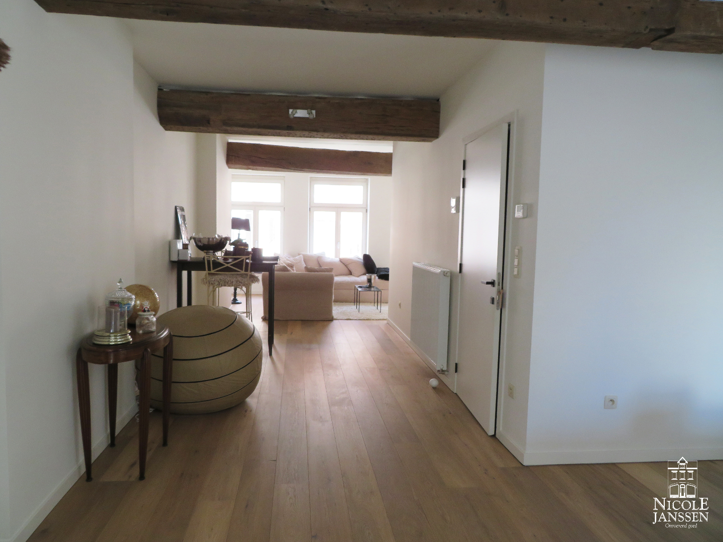 Trendy appartement met gezellig binnenterras en lift in het hartje van Maaseik 