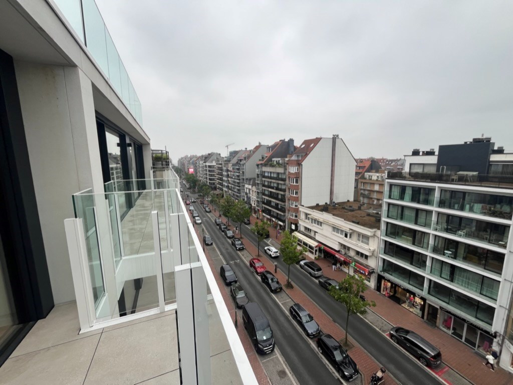 ONGEMEUBELD - Nieuwbouw appartement met 2 slaapkamers gelegen op de Lippenslaan te Knokke (integraal geschilderd). 