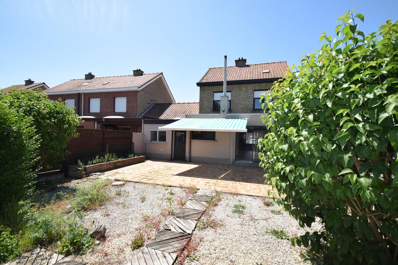 Ruime op te knappen woning met garage + zongerichte tuin, op 538 m&#178; grond 