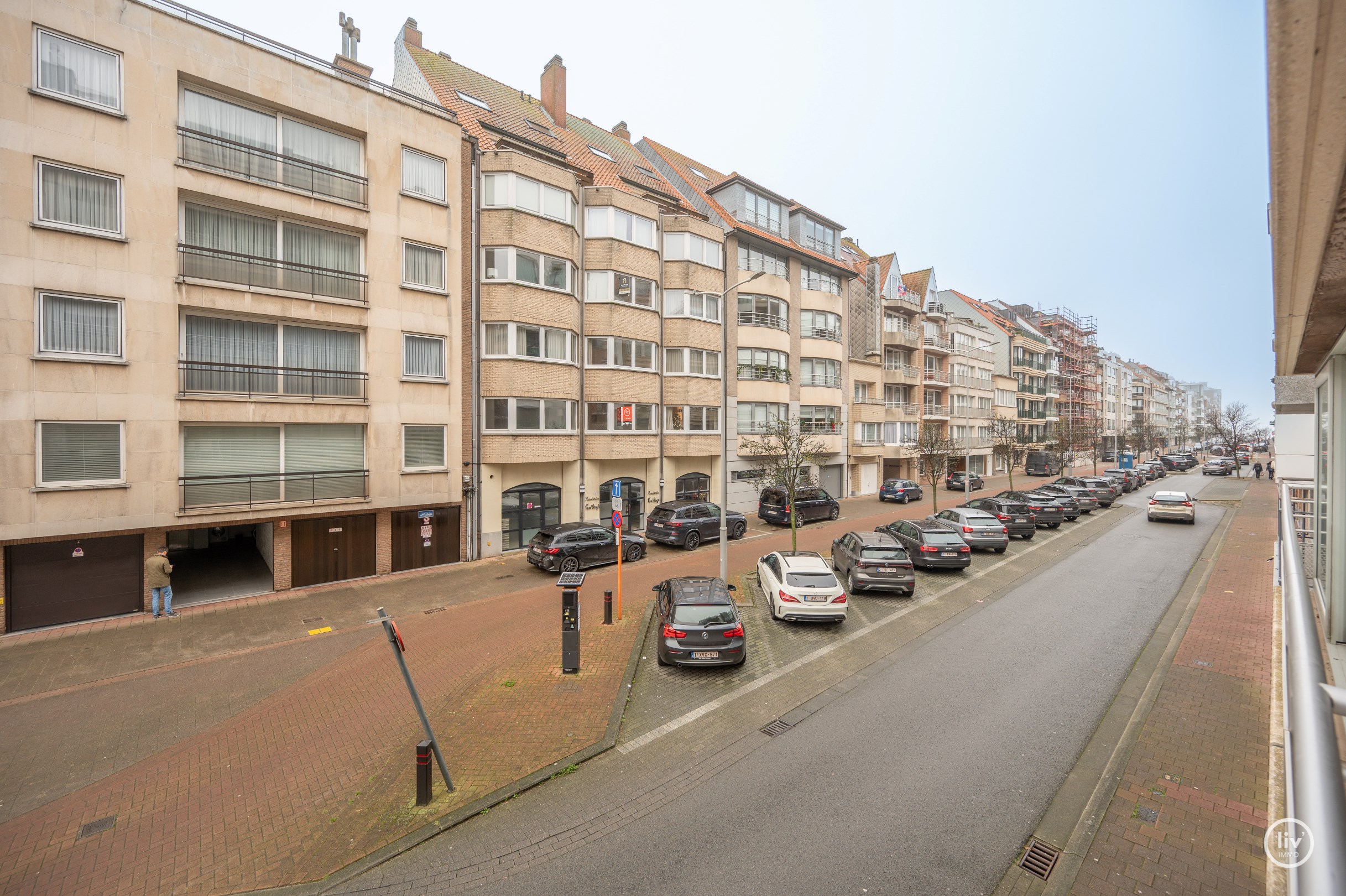 Lichtrijk en tevens recent 3-kamer appartement met ruim terras (mog. tot aankoop van een garagebox in een nabijgelegen residentie) 