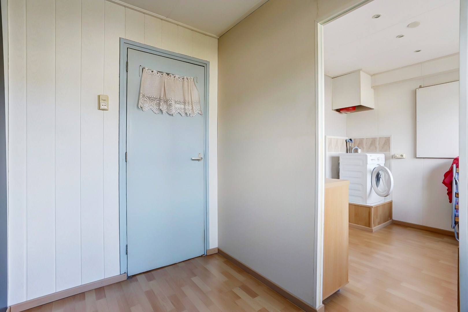 Leuke starters hoekwoning op 206 m&#178; eigen grond met 4- (voorheen 5) kamers, kunststof kozijnen en zonnige brede tuin! 