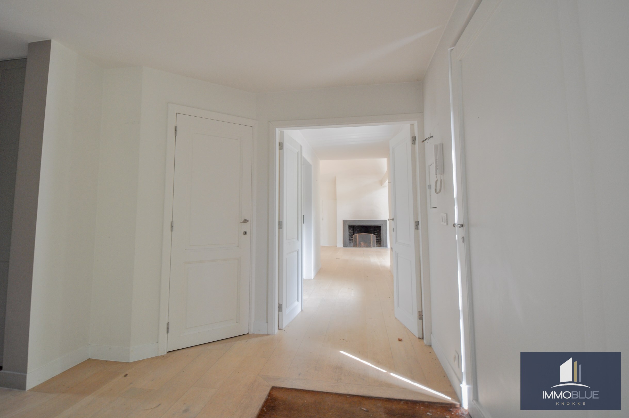 Villa exclusive, situ&#233;e au calme sur un terrain de 1.628 m&#178;, &#224; proximit&#233; du Royal Zoute Tennis Club. 