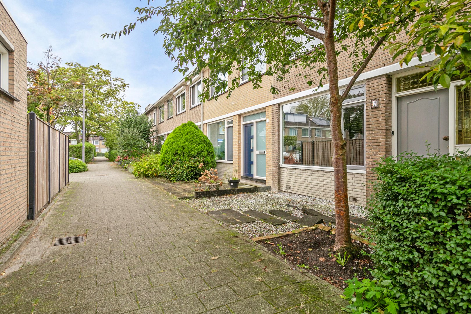 Kopers opgelet! Keurige 5-kamer tussenwoning met 4 ruime slaapkamers, ruime tuin op het zuidoosten en gelegen op eigen grond! 