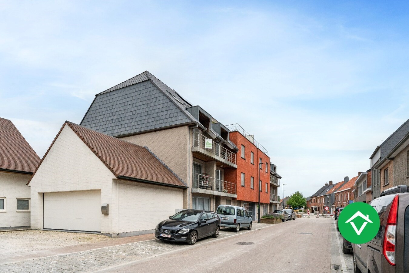 Appartement met twee slaapkamers, terras en garage te Gits 