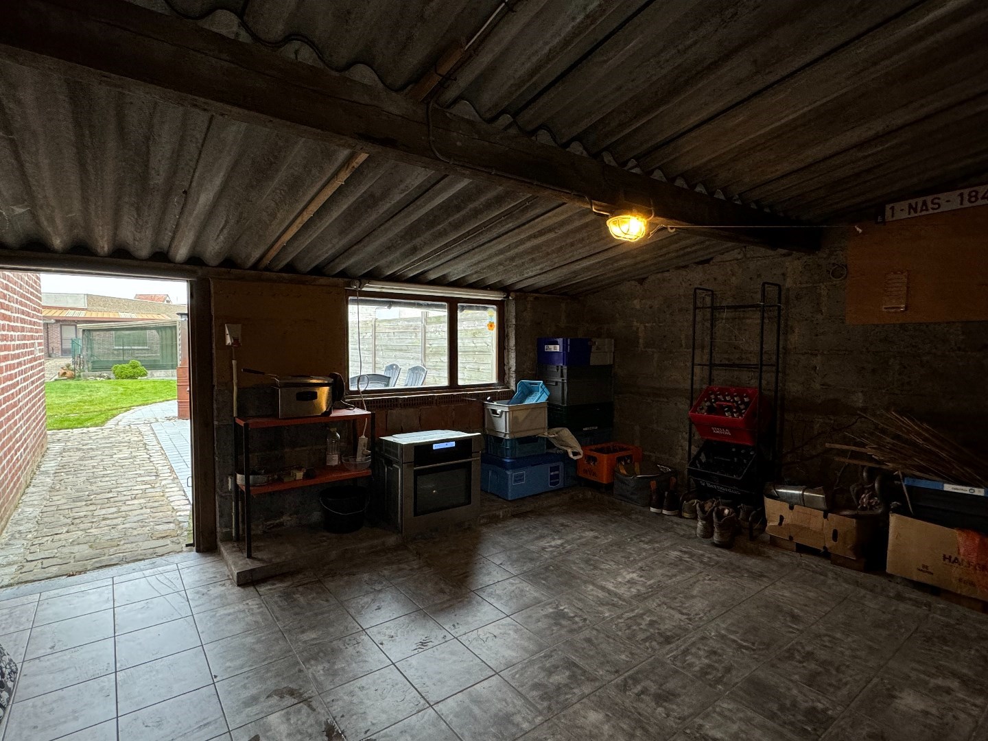 Halfopen bebouwing met ruime tuin en garage 