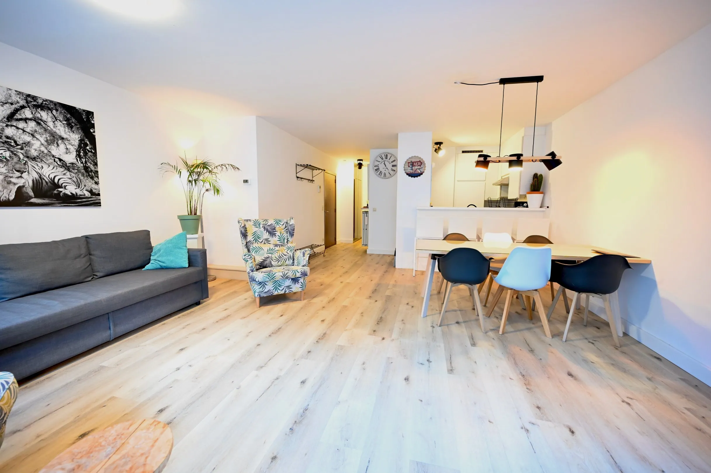 NON MEUBLÉ: appartement avec 2 chambres à coucher complètes situé sur la Lippenslaan à Knokke, près de la place Vanbunnen à Knokke.