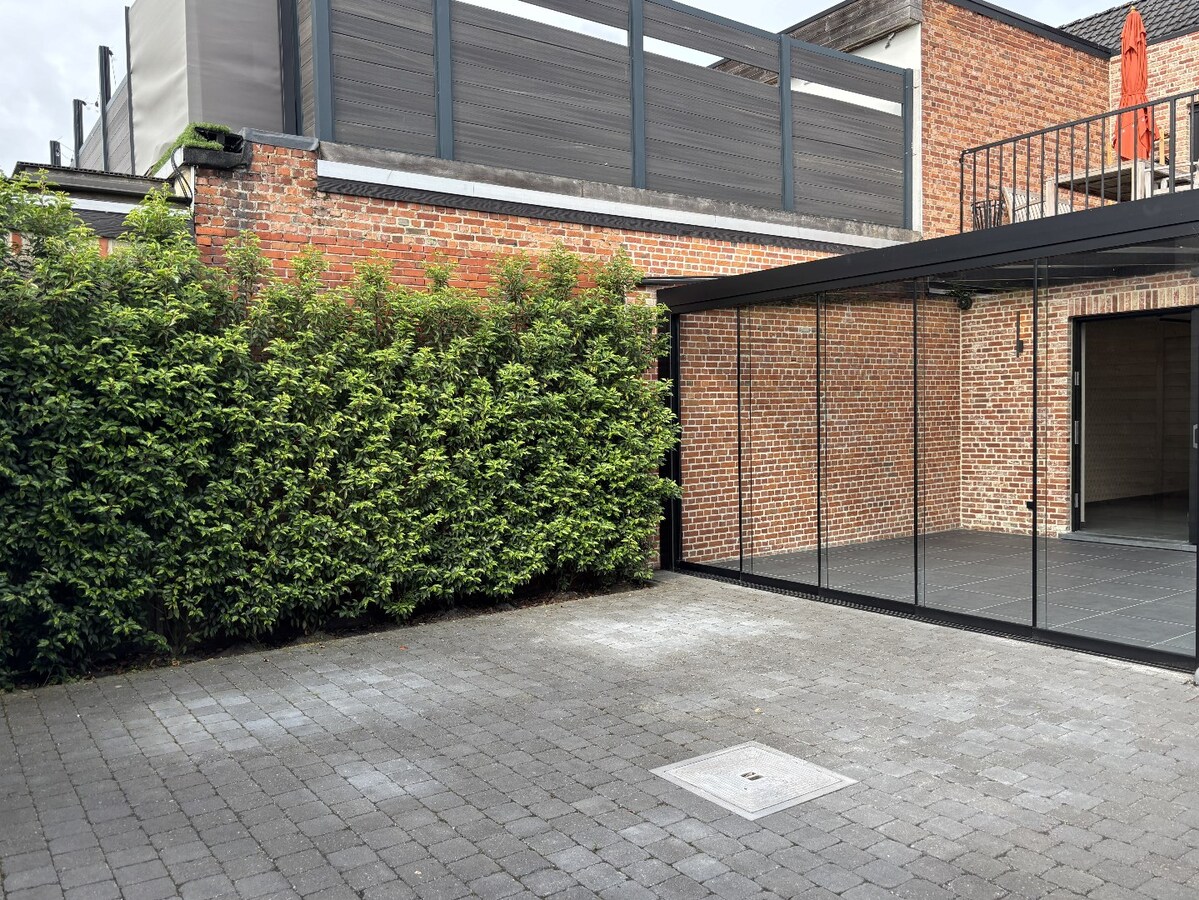 Instapklaar handelsgelijksvloers 90 m&#178; met ruim terras  in het centrum Sint-Antonius naast Bpost. 