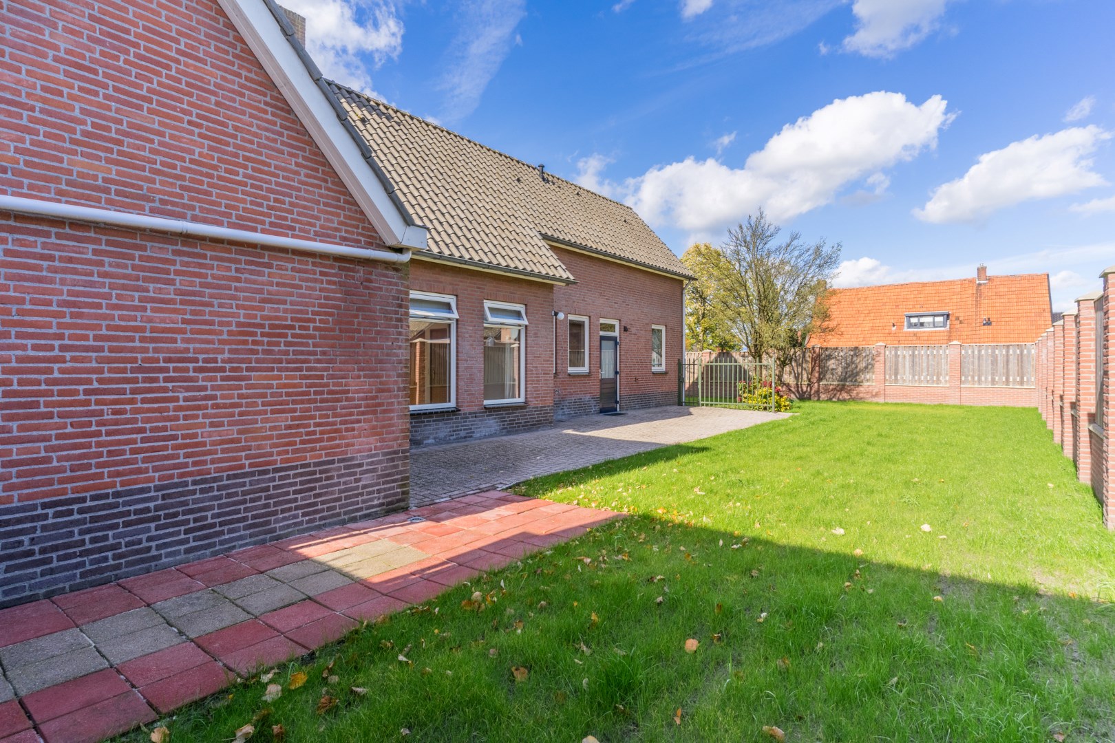 Vrijstaande woning met vrijstaande garage en tuin. Levensloopbestendig. Energielabel C. 