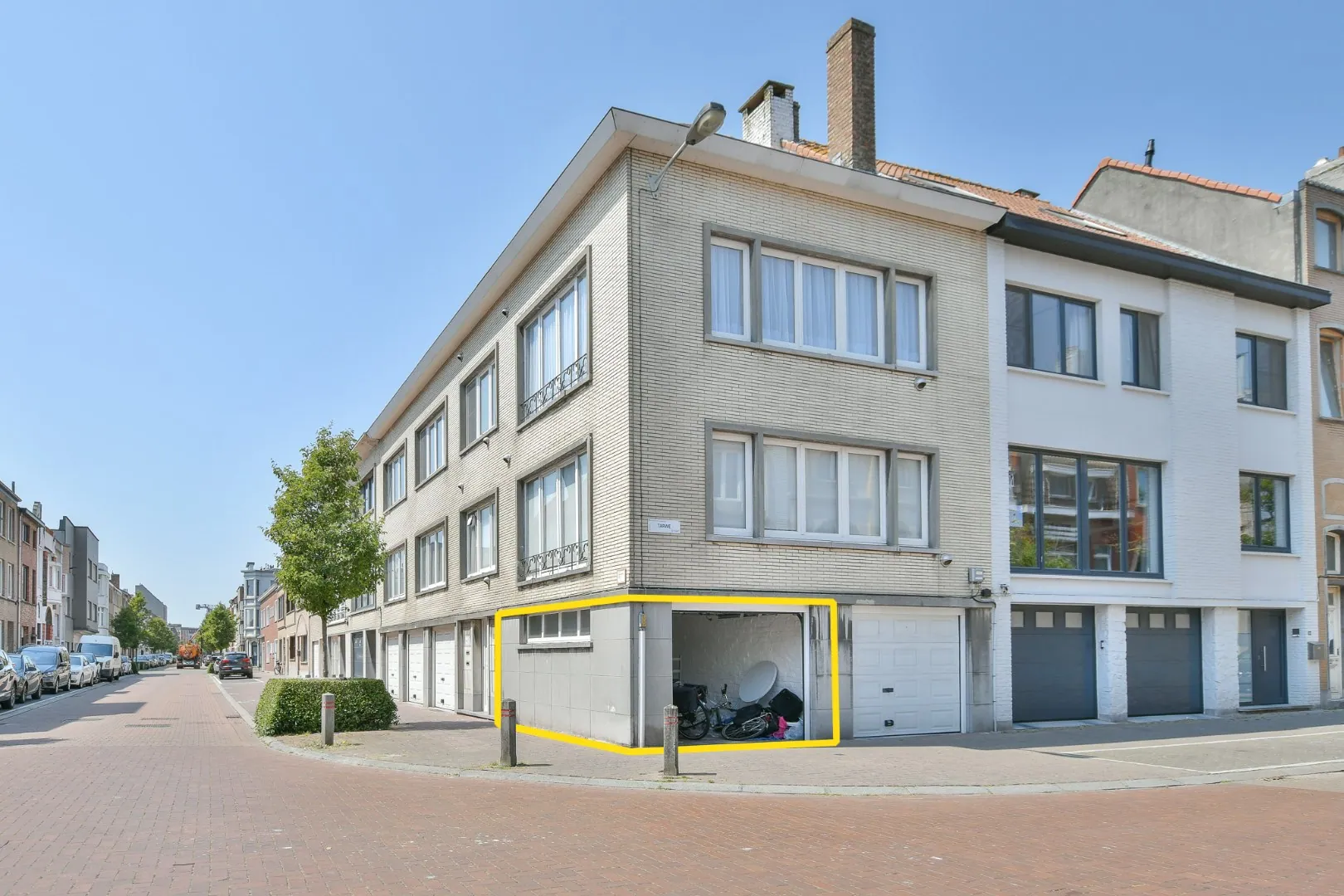 Ruime garage op de hoek van Zwaluwenstraat en Tarwestraat, Oostende