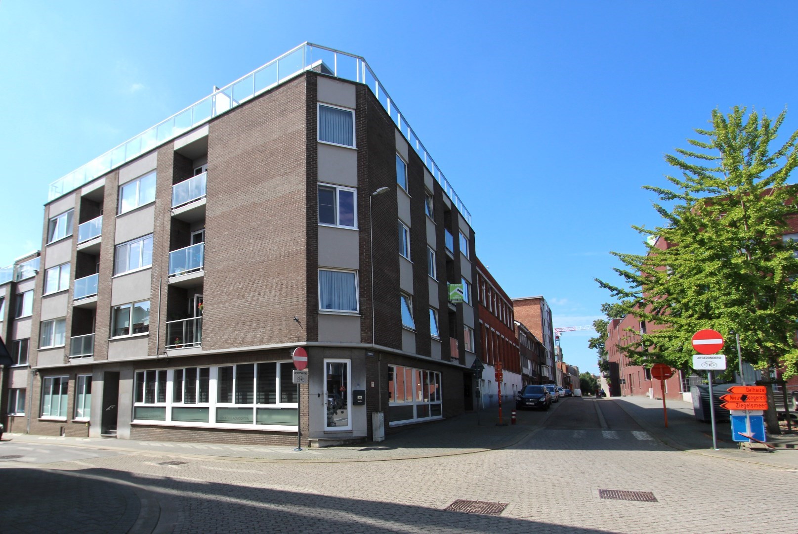 Zicht gebouw hoek Henisstraat en Sacramentstraat