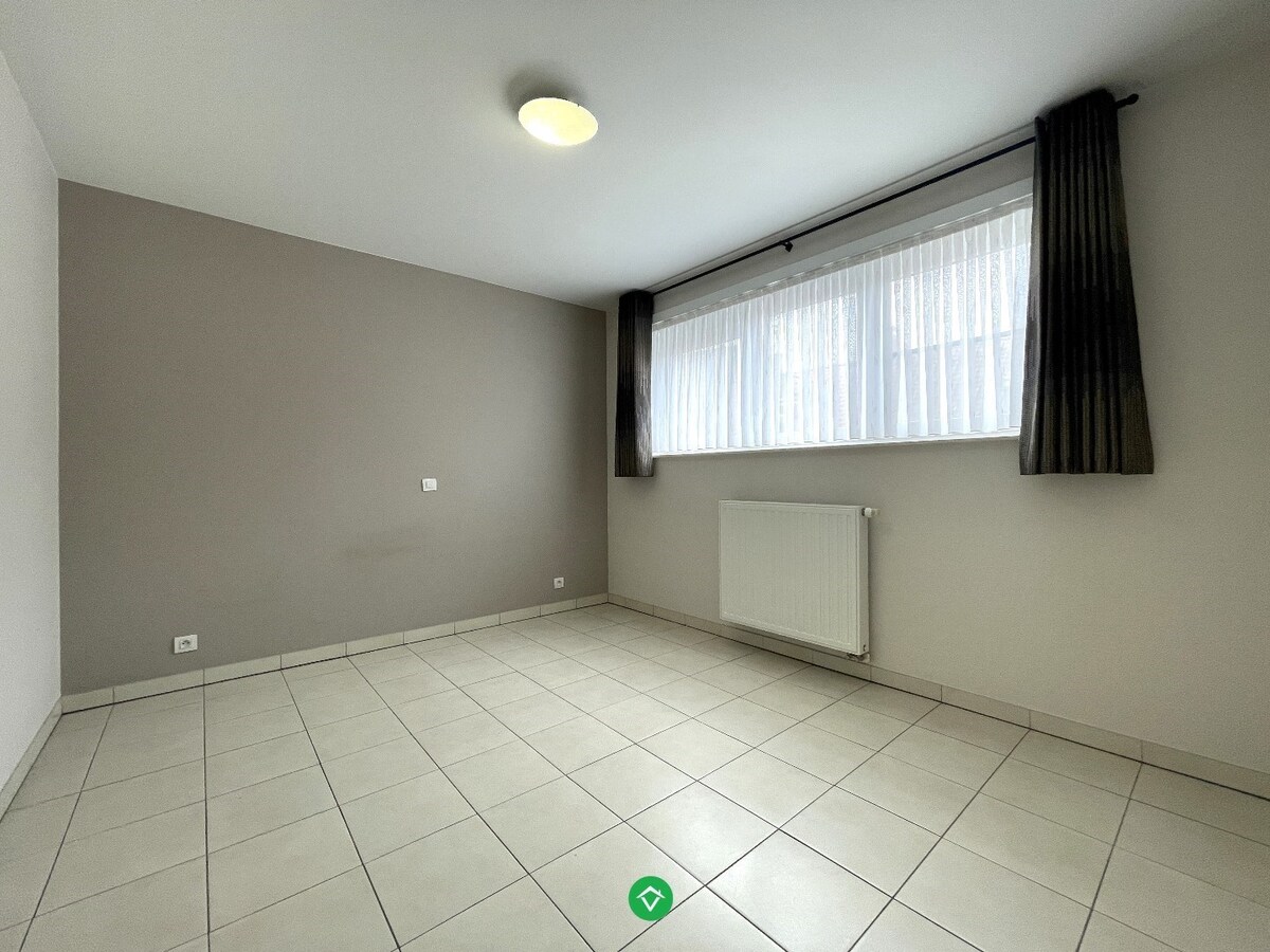 Appartement met 2 slaapkamers, terras en garage te centrum Roeselare 