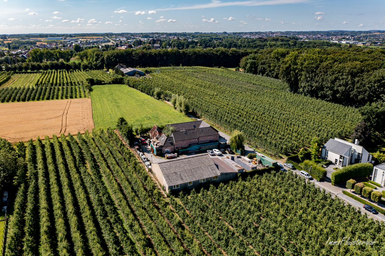 Landelijk eigendom met grote loods op ca. 1ha te Zottegem 