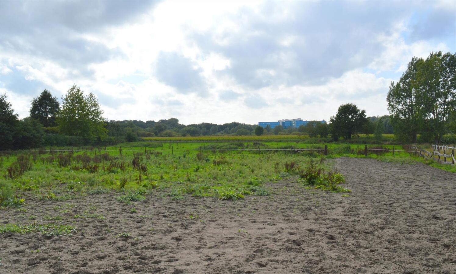 Manege met binnenpiste en 38 boxen op ca. 1,33ha te Destelbergen 