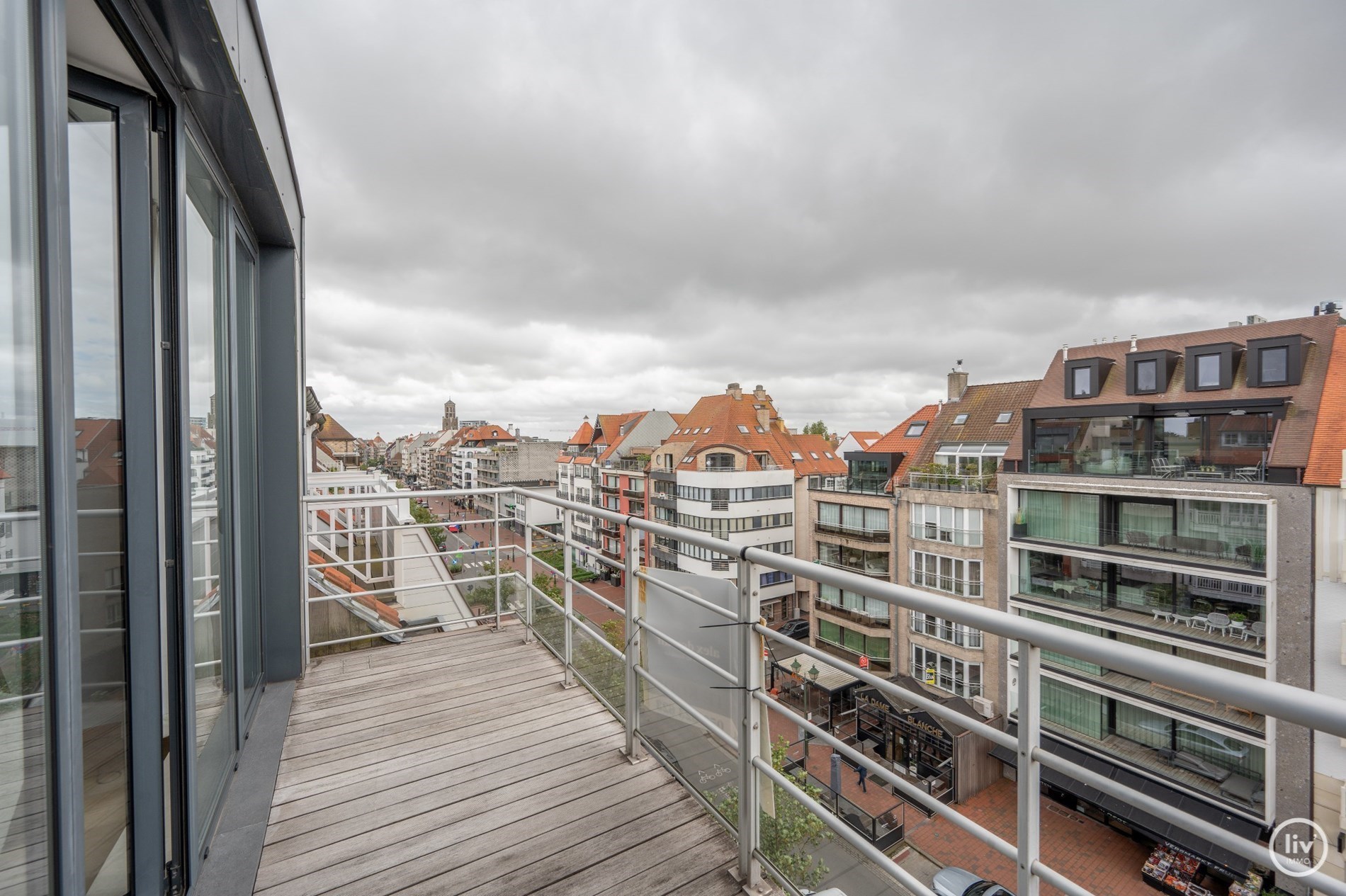 Ruim en zongericht duplexappartement gelegen op een uitstekende locatie in de Lippenslaan. 