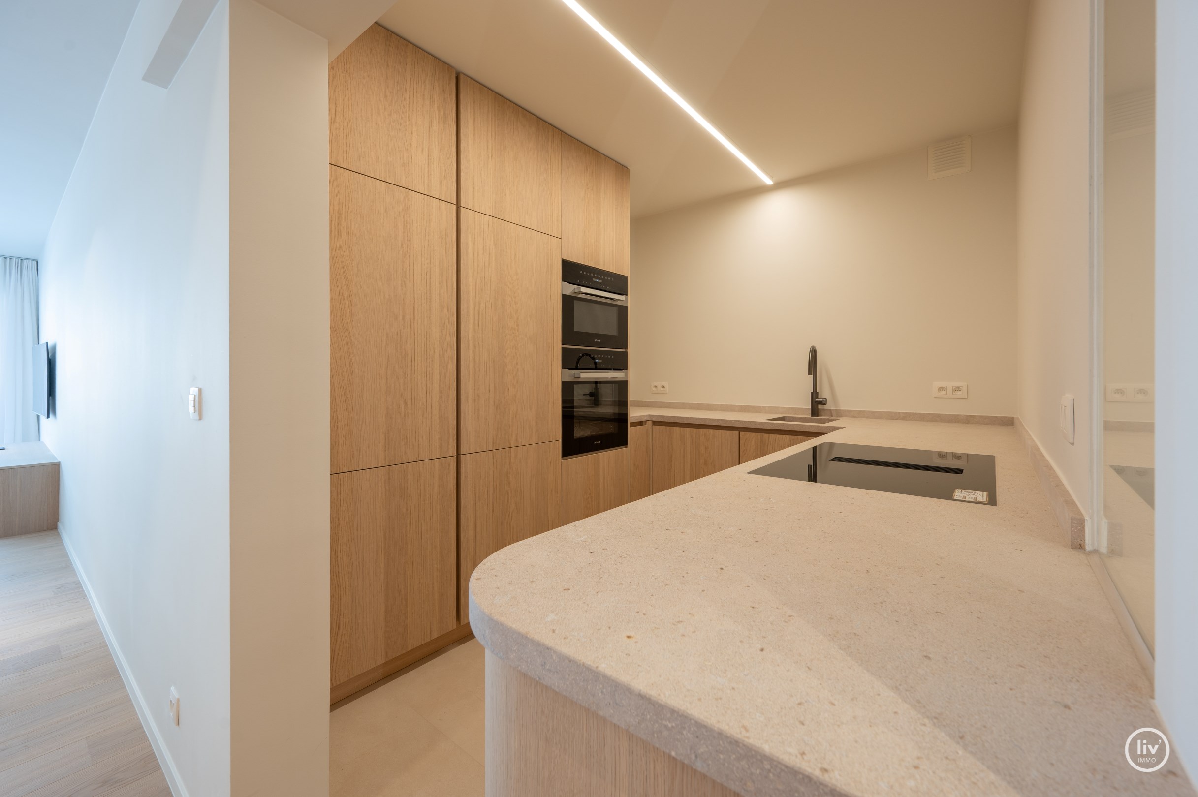 Gezellig gerenoveerd 3 slaapkamerappartement centraal gelegen op de P.Parmentierlaan te Knokke met ruim terras. 