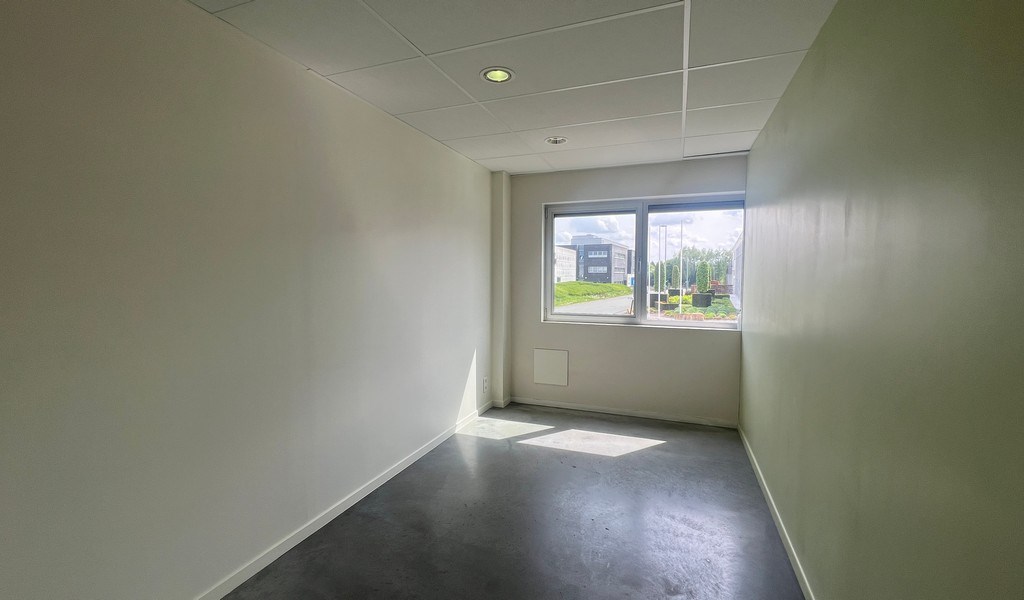 Bedrijfsgebouw met laadkade en kantoren te huur in Zottegem