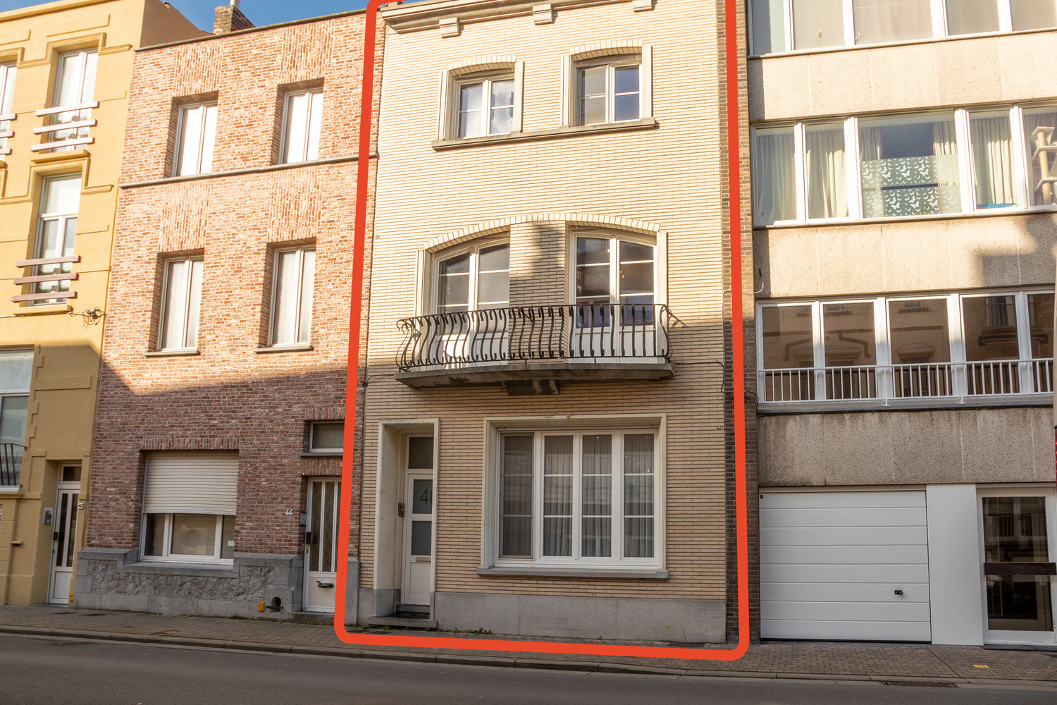 Centraal gelegen, zeer ruim en knap gerenoveerd rijhuis met patio, 5 slaapkamers (mog. 6) 