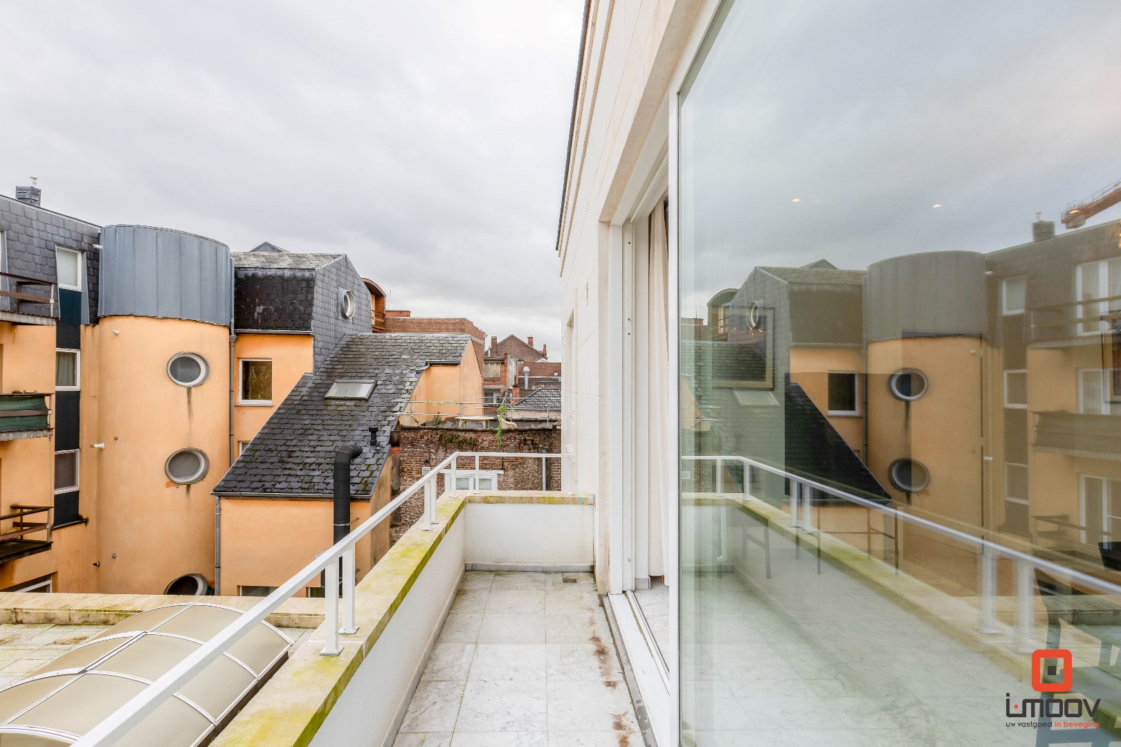 Lichtrijk bemeubeld appartement in de bruisende kern van Gent 