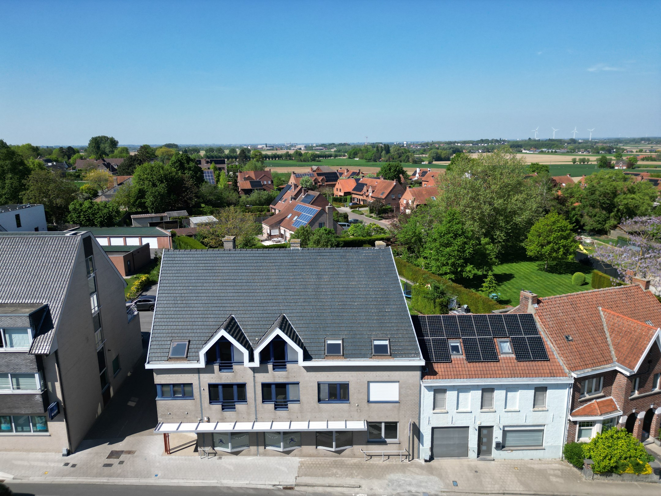 INVESTERINGSEIGENDOM MET 4 APPARTEMENTEN EN 4 GARAGES 