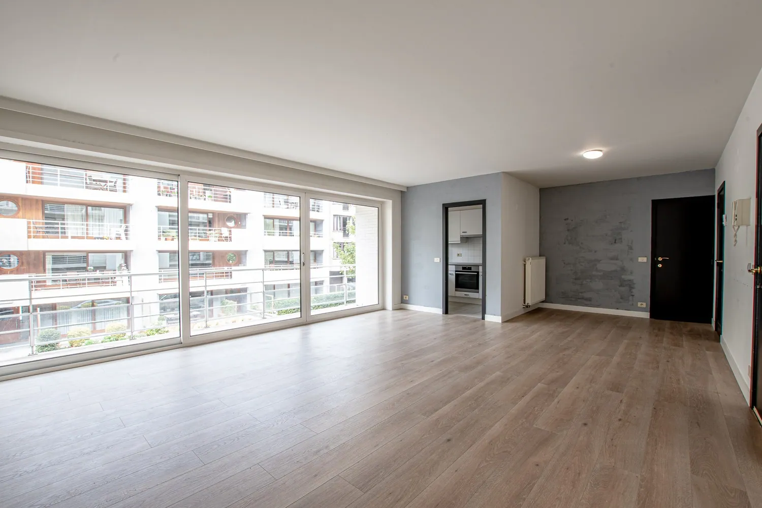 Investissement intéressant: Appartement situé au centre à 50m à pied de la l’avenue Lippens avec terrasse ensoleillée.