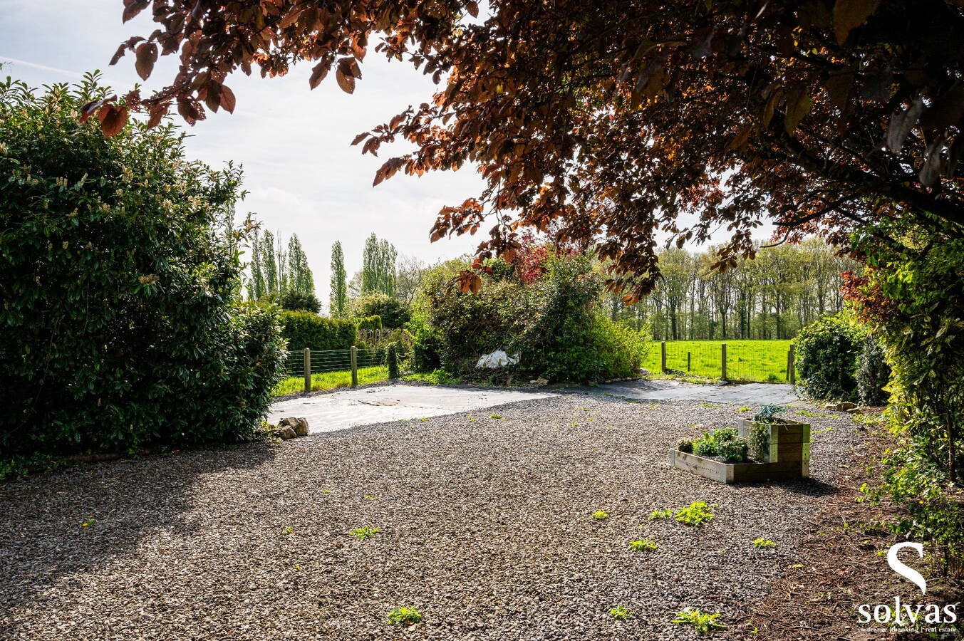 Te renoveren woning met vrij uitzicht! 