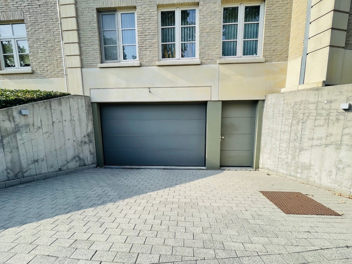 Appartement op het gelijkvloers met terras, grote tuin en garage 